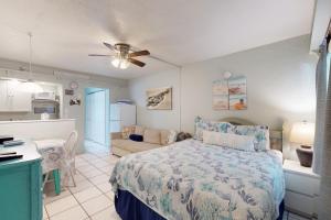 een slaapkamer met een bed en een keuken bij Pass-A-Grille Beach Retreat Unit 8 in St Pete Beach
