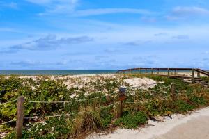 een brandkraan op een zandstrand met de oceaan bij Pass-A-Grille Beach Retreat Unit 8 in St Pete Beach