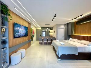 ein Schlafzimmer mit großem Bett und ein Badezimmer in der Unterkunft Luxury Collection Cama Queen e Sofá Cama Separado in Campo Grande