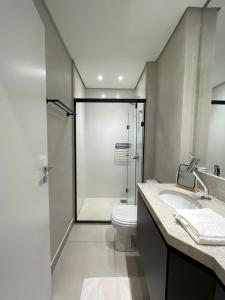 ein Badezimmer mit Dusche, Toilette und Waschbecken in der Unterkunft Luxury Collection Cama Queen e Sofá Cama Separado in Campo Grande + 24 Fotos