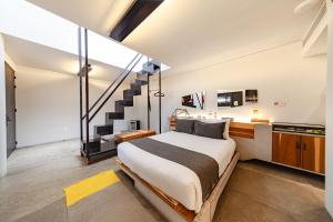 Una cama o camas en una habitación de Hotel Carlota 37 fotos más