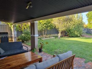 Zahrada ubytování Incredible 3-Bed Renovated Home with Huge Garden