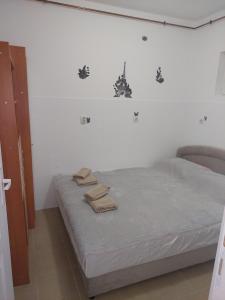 una camera da letto con un letto con due asciugamani sopra di D&D stan a Inđija