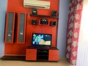 TV a/nebo společenská místnost v ubytování Two bedrooms apartment in Resort