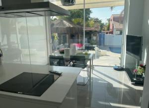 eine Küche mit Blick auf einen Innenhof in der Unterkunft Chalet de ensueño in L'Eliana