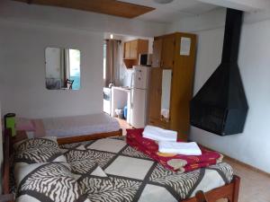 a room with two beds and a tv in it at APART HOTEL Atardecer in Atlántida
