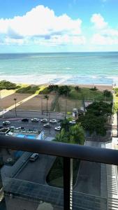 vistas a un aparcamiento y al océano en Recife Pina Boa Viagem Beach, en Recife