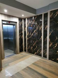 a lobby with a marble wall with a glass door at CoWorking in Corrientes