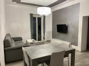a living room with a table and a couch at Appartamento DaMa in Popoli