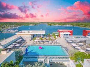 Bazén v ubytování Luxurious Condo with Rooftop Pool Hot Tub nebo v jeho okolí