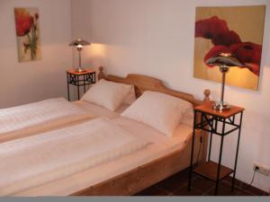 Un pat sau paturi într-o cameră la Hotel am Glockenturm