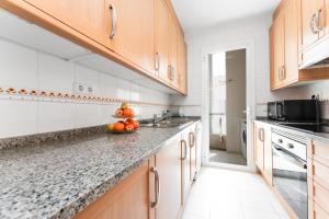 Kuchyň nebo kuchyňský kout v ubytování Pool&Beach Apartment Calafell by VM Group