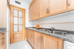Kuchyň nebo kuchyňský kout v ubytování Pool&Beach Apartment Calafell by VM Group