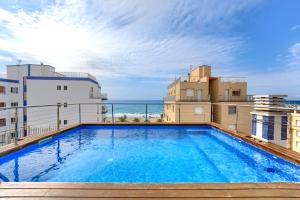 Bazén v ubytování Pool&Beach Apartment Calafell by VM Group nebo v jeho okolí