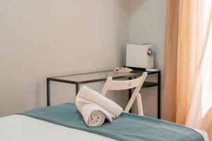 a desk with a chair next to a bed at CH Barco in Madrid