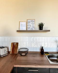 Le perchoir - tiny house avec vue merにあるキッチンまたは簡易キッチン