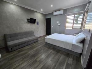 Hotel "Ala Residencias"客房内的一张或多张床位