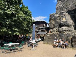 grupa ludzi siedzących na krześle w restauracji w obiekcie Holiday Home Kne ice near Jested Ski w mieście Jablonné v Podještědí +32 zdjęcia