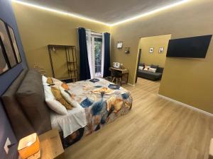 une chambre avec un lit et un salon dans l'établissement Vomero Suite and Deluxe Room B&B Napoli, à Naples
