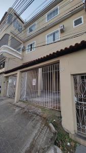 a building with a gate in front of it at Apto confortável p9 pessoas Níteroi Volta Redonda in Volta Redonda