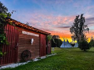 Východ nebo západ slunce při pohledu z luxury tent nebo okolí