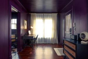 Televisyen dan/atau pusat hiburan di The Crow - Sophisticated East Hill Sanctuary