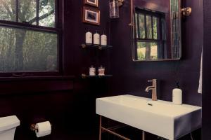 Bilik mandi di The Crow - Sophisticated East Hill Sanctuary +24 gambar