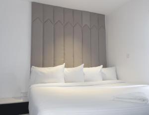 Postel nebo postele na pokoji v ubytování Luxe Apartments Surulere