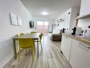 a kitchen and living room with a table and chairs at Appartamento - Chalet Baltmann - Lavarone in Lavarone +17 photos