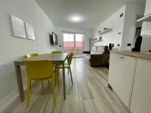a kitchen and living room with a table and chairs at Appartamento - Chalet Baltmann - Lavarone in Lavarone
