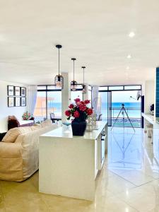 Una sala de estar con un sofá y una mesa con flores. en Simla Luxury Apartments 11, en Margate