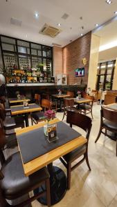 a restaurant with tables and chairs in a room at CULLINAN Brasilia flat particular em Hotel junto ao Shopping in Brasilia