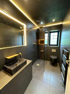 Ένα μπάνιο στο Modern and Stylish Rural Retreat
