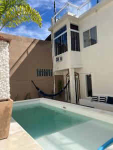 een zwembad voor een huis bij Casa com piscina, churrasqueira e terraço com vista pro mar! in Mangaratiba