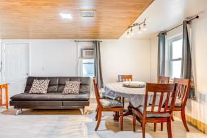 Posezení v ubytování Aurora Abode 7 Mi to Dtwn Denver!
