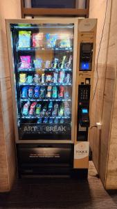 an air force breach vending machine with drinks in it at CULLINAN Brasilia flat particular em Hotel junto ao Shopping in Brasilia