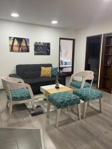 Una sala de estar con un sofá, una mesa y sillas. en RUITOQUE CONDOMINIO Apartamento, en Piedecuesta