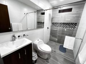 Un baño con inodoro, lavabo y ducha. en RUITOQUE CONDOMINIO Apartamento, en Piedecuesta 13 fotos más