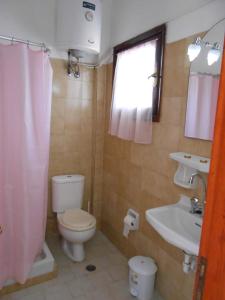 Un baño pequeño con inodoro y lavabo. en ANAMAMA -SOCRATES studios, en Acharavi
