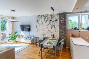 Μια τηλεόραση ή/και κέντρο ψυχαγωγίας στο Apartament Górnik w Wałbrzychu 40m, kuchnia, klima, Wifi, parking