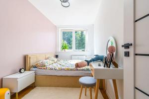 Ένα ή περισσότερα κρεβάτια σε δωμάτιο στο Apartament Górnik w Wałbrzychu 40m, kuchnia, klima, Wifi, parking