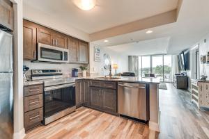 Köök või kööginurk majutusasutuses 2 Mi to Ocean Waterfront North Myrtle Beach Condo