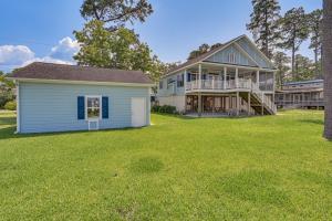 una casa con un gran patio con una casa en Riverfront Aurora Home with Deck and Private Pier!, en Aurora