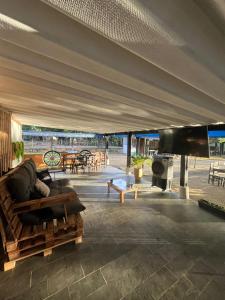 sala de estar con sofá y chimenea grande en Chalé Hospedagem Ecológica, en Ribeirão Pires