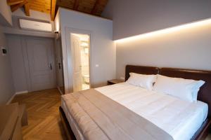 Postel nebo postele na pokoji v ubytování Hotel Vila 101-New Bazaar