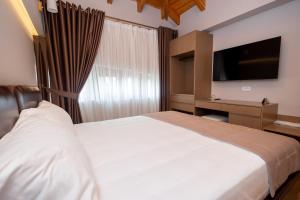 Postel nebo postele na pokoji v ubytování Hotel Vila 101-New Bazaar