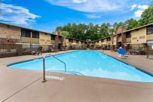 a large swimming pool in a courtyard at a apartment complex at Best Western Riverside Inn in Macon
