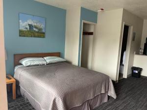 Postel nebo postele na pokoji v ubytování Legend Motel
