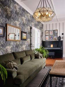 un soggiorno con divano e pianoforte di The Historic Wailuku Inn Maui a Wailuku