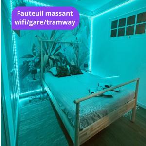 a bedroom with a bed in a blue room at Appart l'Echappée Belle, Centre Historique, Gare in Montpellier